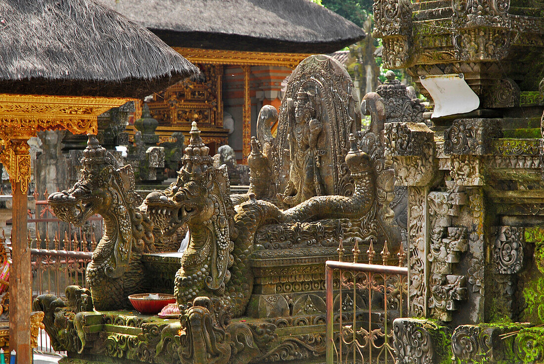 Steinfiguren im menschenleeren Tirtha Empul Tempel, Zentral Bali, Indonesien, Asien