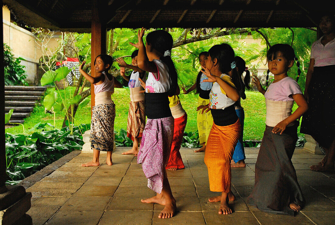 Mädchen beim Tanzunterricht im Amandari Resort, Yeh Agung Tal, Bali, Indonesien, Asien