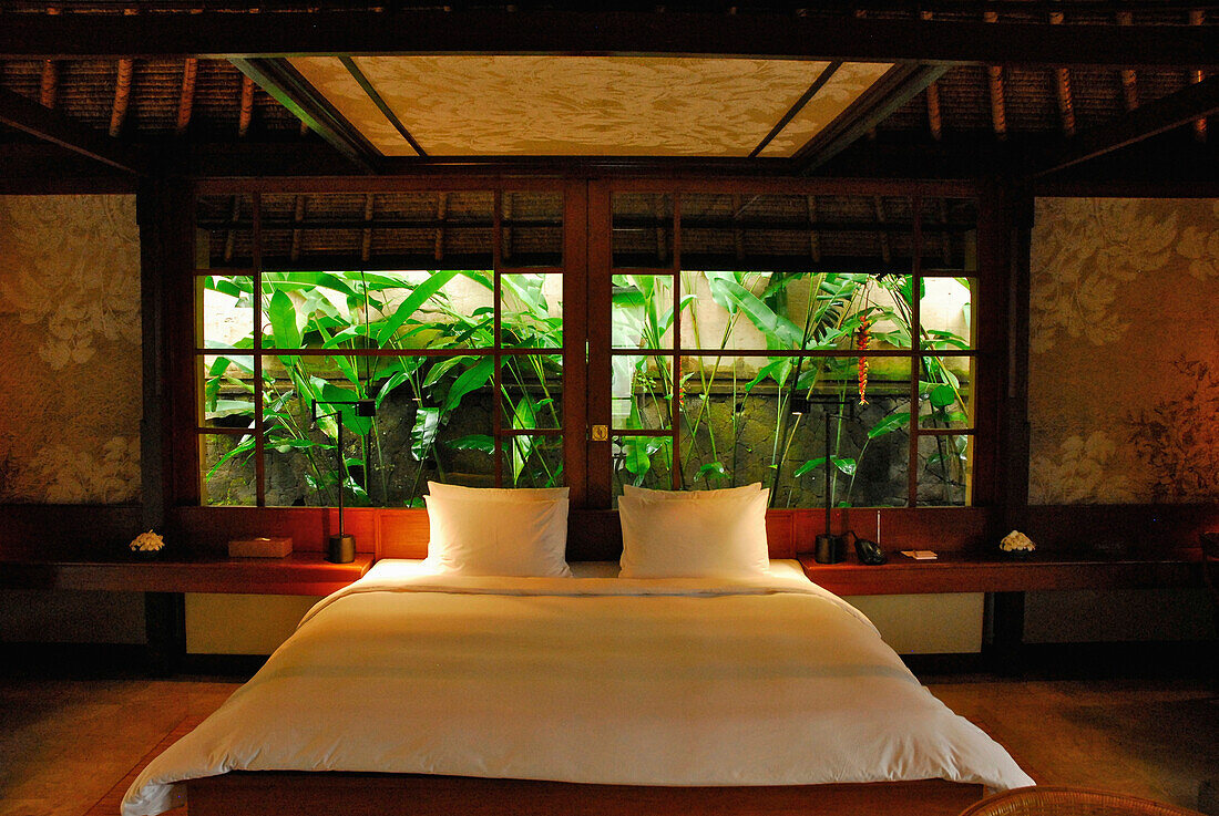 Bett in einem Bungalow des Amandari Resort, Yeh Agung Tal, Bali, Indonesien, Asien