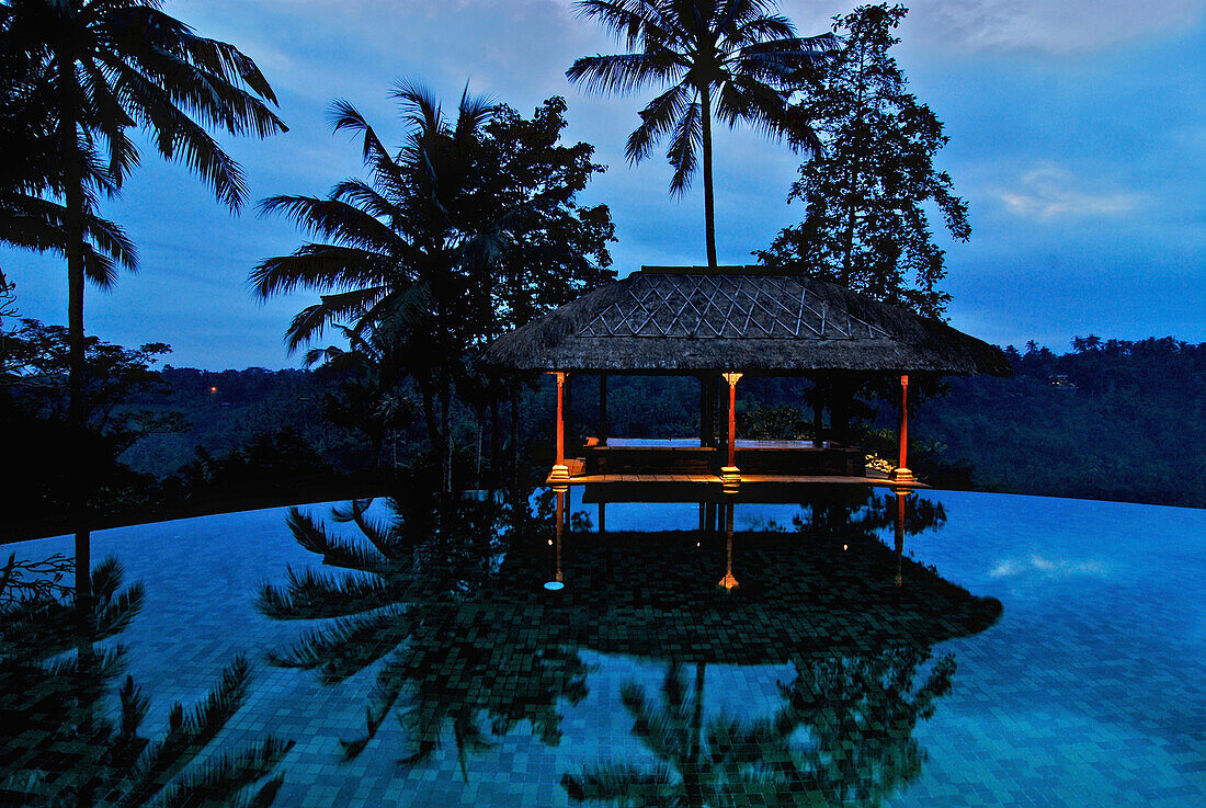 Der menschenleere Pool des Amandari Resort am Abend, Yeh Agung Tal, Bali, Indonesien, Asien