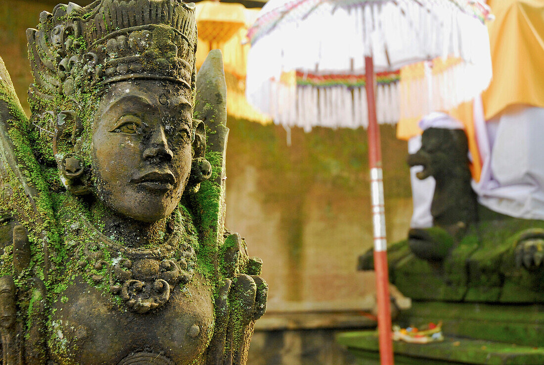 Schrein mit Steinfigur am Amandari Hotel, Yeh Agung, Bali, Indonesien, Asien