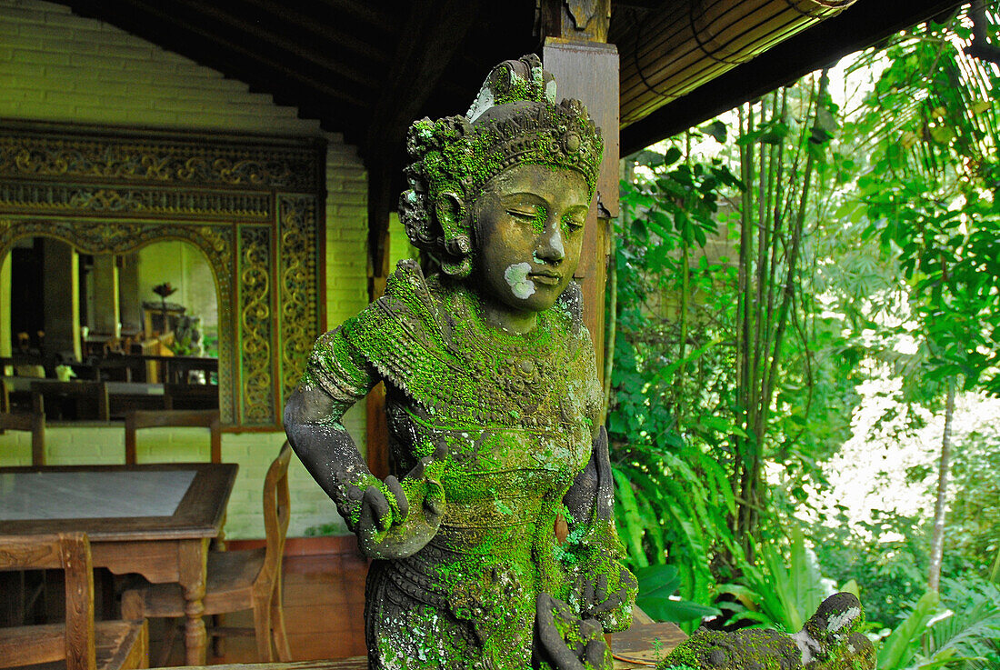 Mit Moos bewachsene balinesische Figur in Murnis Warung, Ubud, Zentral Bali, Indonesien, Asien