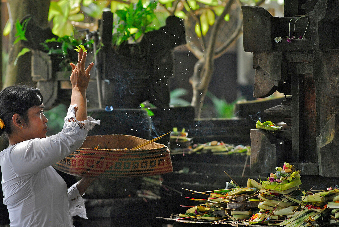 Woman bringing oblations to a temple, Ubud, Bali, Indonesia, Asia