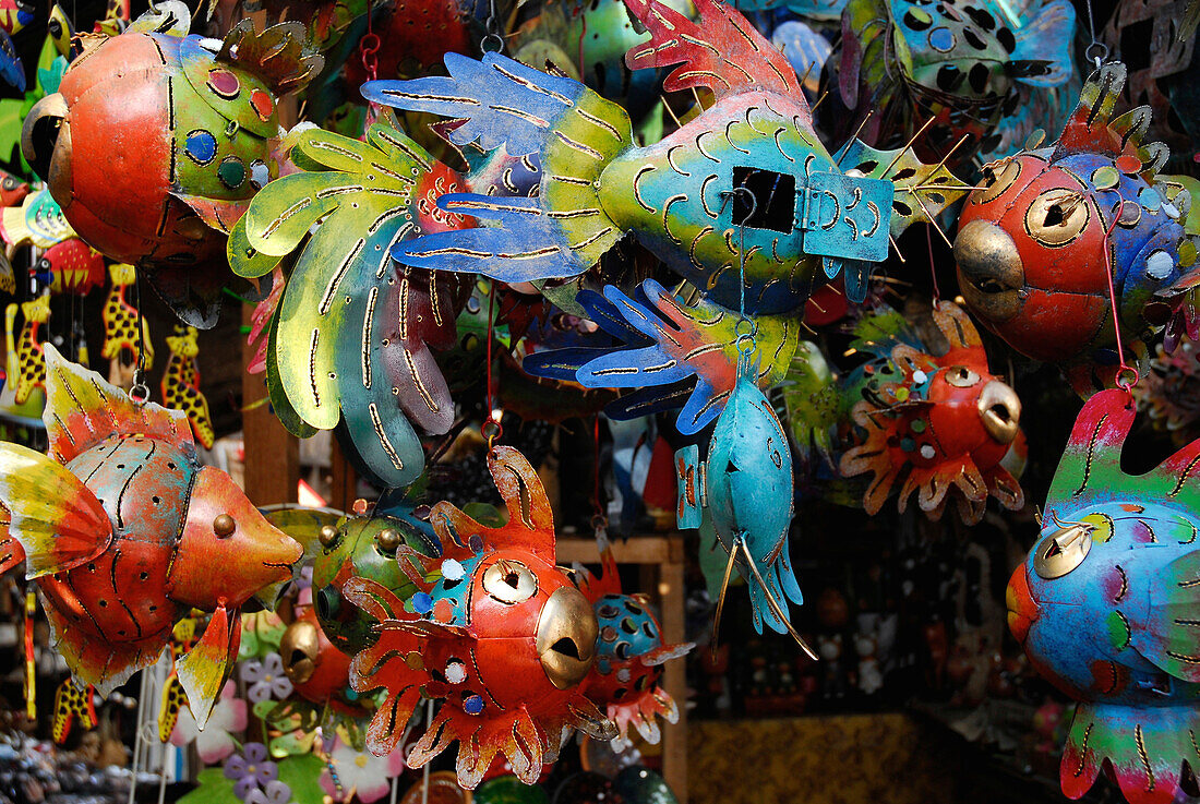 Bunte Fische aus Blech an einem Marktstand, Ubud, Zentral Bali, Indonesien, Asien