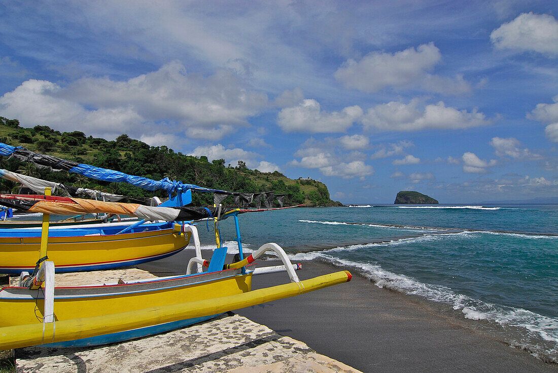 Boote am Hotel Puri Bagus unter Wolkenhimmel, Candi Dasa, Ost Bali, Indonesien, Asien