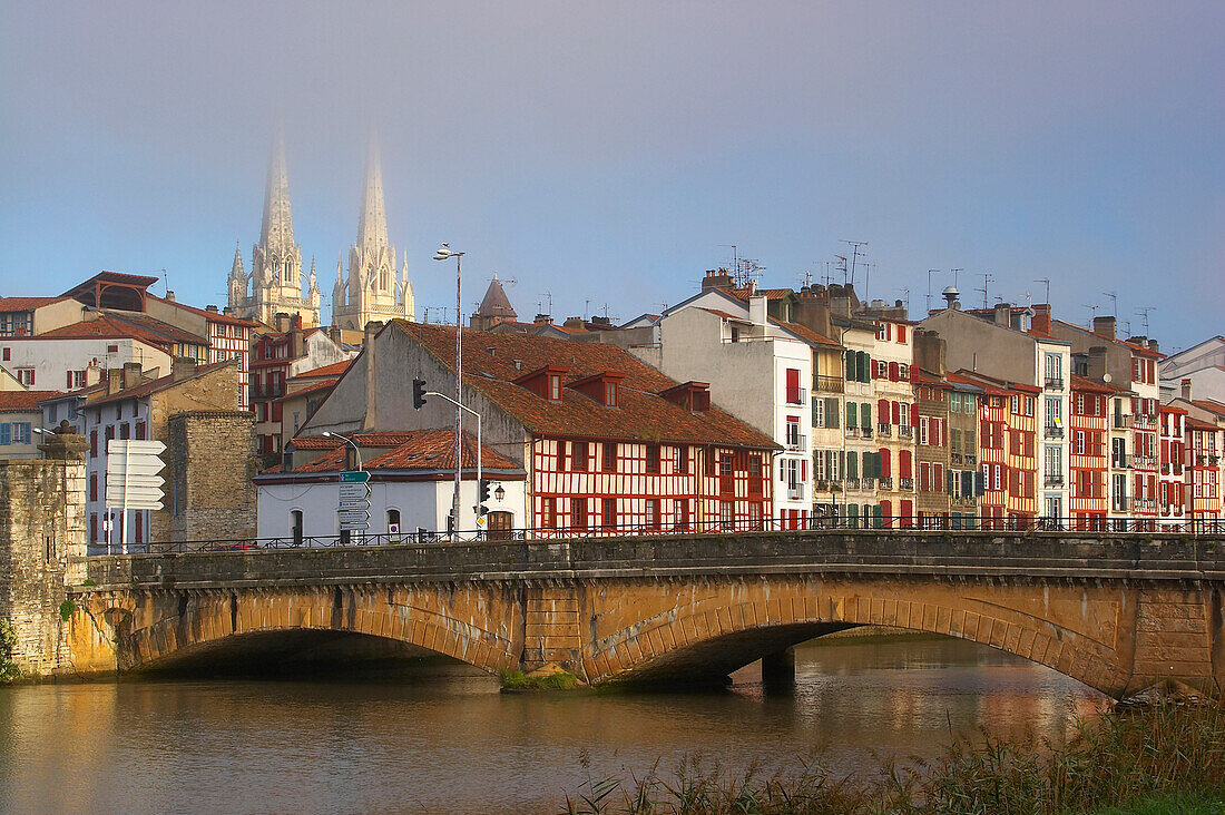 Bridge over the river Nive in the morning light, Cathedral and half-timbered houses in the background, The Way of St. James, Roads to Santiago, Voie du littoral, Coastal Way, Chemins de Saint-Jacques, Bayonne, Dept. Pyrénées-Atlantiques, Région Aquitaine,