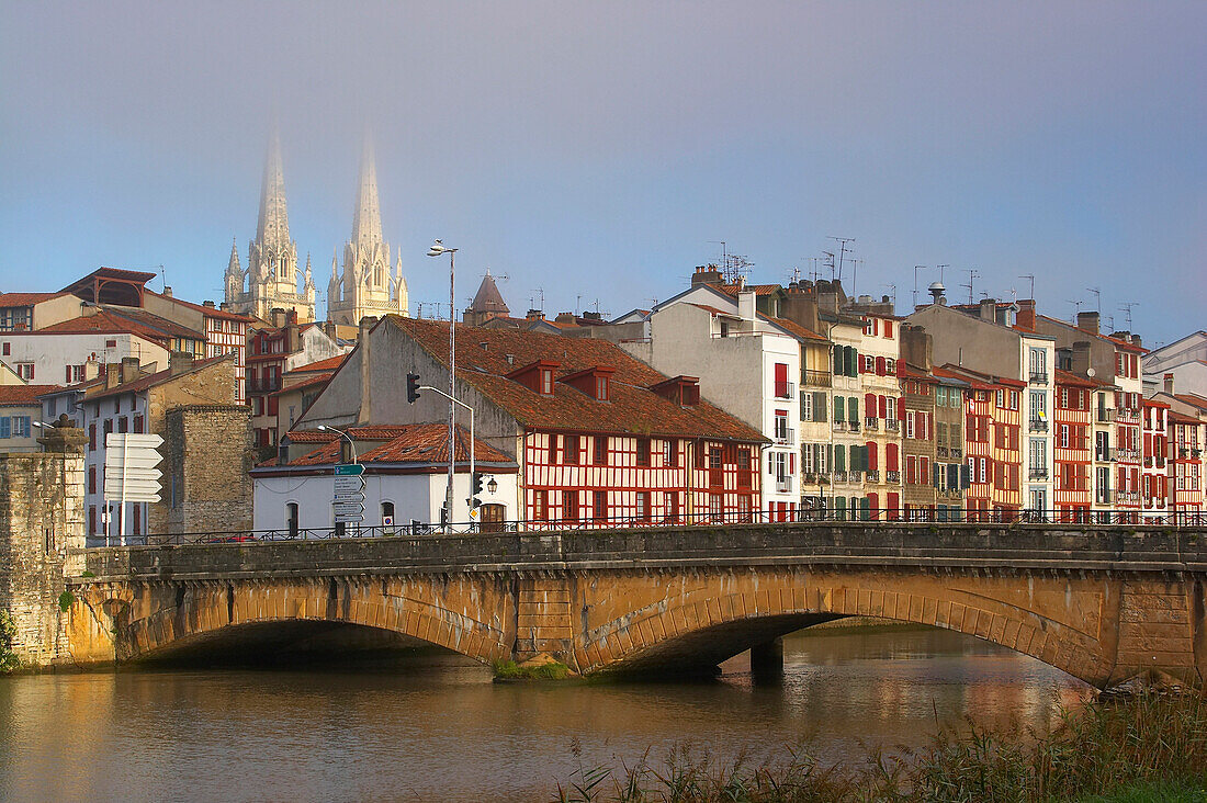 Brücke über den Fluß Nive, Kathedrale und Fachwerkhäuser im Hintergrund, Morgenstimmung, Jakobsweg, Chemins de Saint-Jacques, Voie du littoral, Küstenweg, Bayonne, Dept. Pyrénées-Atlantiques, Region Aquitaine, Frankreich, Europa