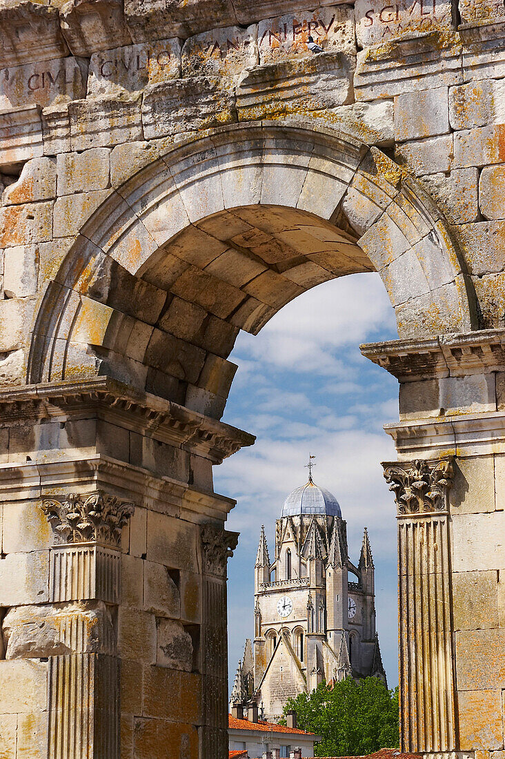 Triumphal arch of Germanicus with St. Pierre Cathedral, The Way of St. James, Road to Santiago, Via Turonensis, Chemins de St. Jacques, Saintes, Dept. Charente-Maritime, Région Poitou-Charente, France, Europe