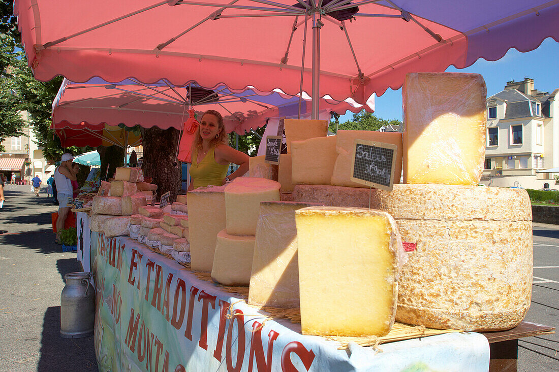 Market selling cheese, La Souterraine, The Way of St. James, Chemins de Saint-Jacques, Via Lemovicensis,  Dept. Creuse, Région Limousin, France, Europe