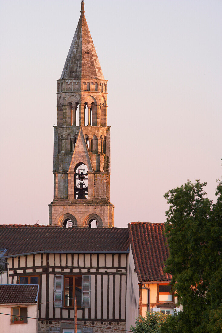 Saint Léonards Church in the evening with belfry, Saint-Léonard-de-Noblat, The Way of St. James, Chemins de Saint-Jacques, Via Lemovicensis, Dept. Haute-Vienne, Région Limousin, France, Europe