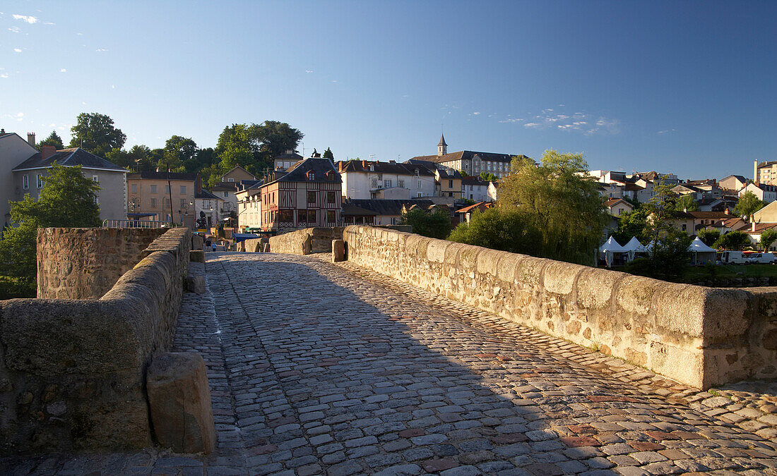 Pont St. Etienne über die Vienne im Morgenlicht, Jakobsweg, Chemins de Saint-Jacques, Via Lemovicensis, Limoges, Dept. Haute-Vienne, Région Limousin, Frankreich, Europa