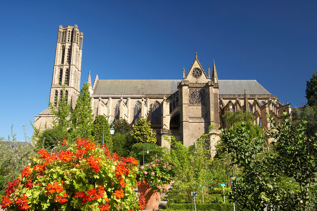 The Cathedral of Limoges, Saint Etienne Cathedral in the morning light, Jardin Botanique de l'Eveché, The Way of St. James, Chemins de Saint-Jacques, Via Lemovicensis, Limoges, Dept. Haute-Vienne, Région Limousin, France, Europe