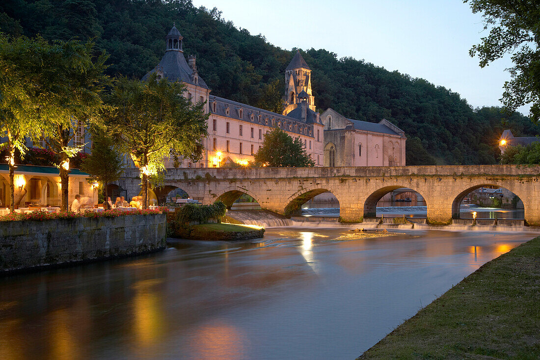 Jardin des Moines im Abendlicht, Abbaye de Brantome, Jakobsweg, Chemins de Saint-Jacques, Via Lemovicensis, Brantome, Dept. Dordogne, Région Aquitaine, Frankreich, Europa