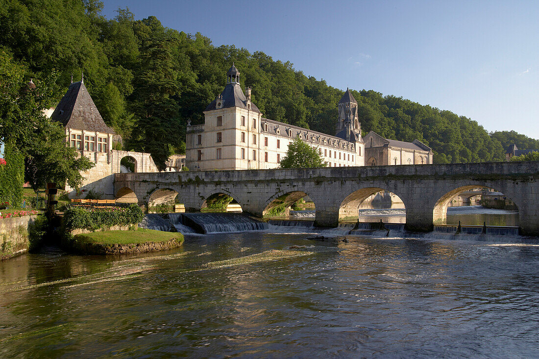 Jardin des Moines und Brücke über die Dronne, Abbaye de Brantome im Hintergrund, Jakobsweg, Chemins de Saint-Jacques, Via Lemovicensis, Brantome, Dept. Dordogne, Région Aquitaine, Frankreich, Europa