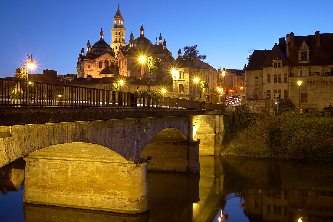 Brücke über die l'Isle im Abendlicht, Cathédrale Saint Front im Hintergrund, Jakobsweg, Chemins de Saint-Jacques, Via Lemovicensis, Périgueux, Dept. Dordogne, Région Aquitaine, Frankreich, Europa
