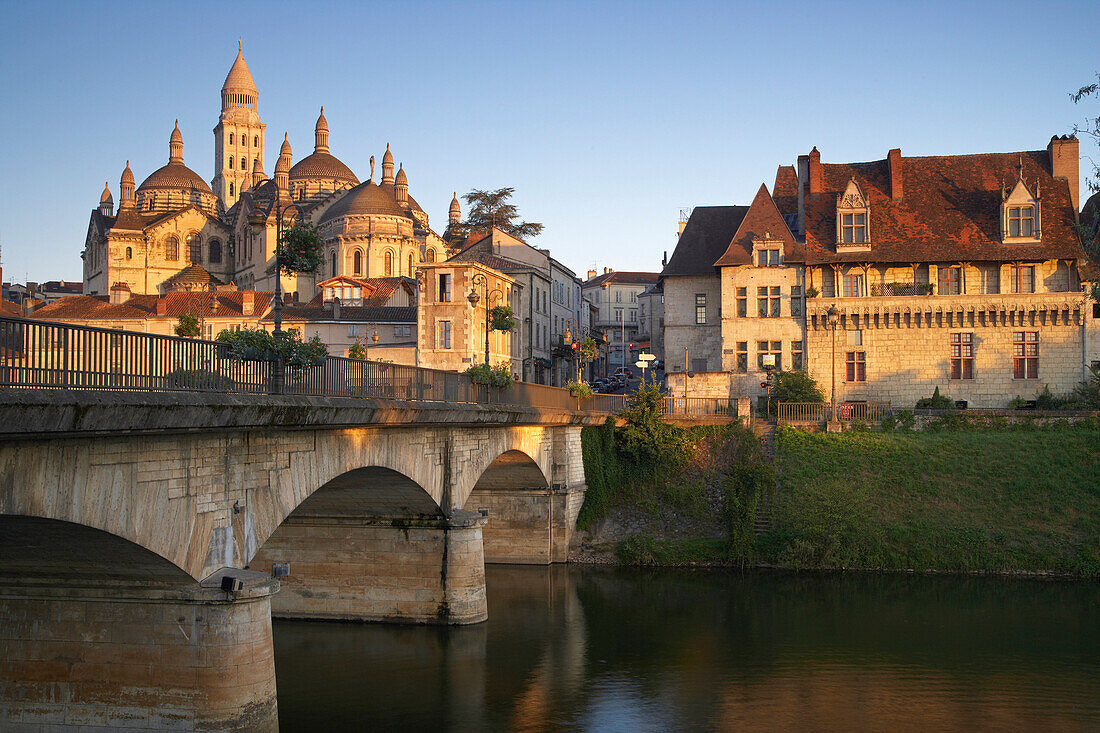 Brücke über die l'Isle im Morgenlicht, Cathédrale Saint Front im Hintergrund, Jakobsweg, Chemins de Saint-Jacques, Via Lemovicensis, Périgueux, Dept. Dordogne, Région Aquitaine, Frankreich, Europa