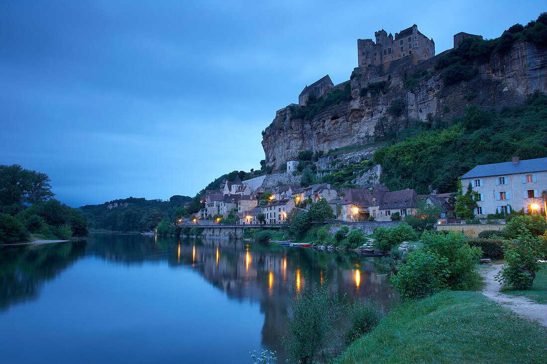 View of Beynac along the Dordogne river in the evening, The Way of Saint James, Road to Santiago, Chemins de Saint-Jacques, Via Lemovicensis, Beynac, Dept. Dordogne, Région Aquitaine, France, Europe