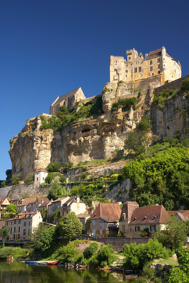 View of Beynac at the Dordogne river, The Way of Saint James, Road to Santiago, Chemins de Saint-Jacques, Via Lemovicensis, Beynac, Dept. Dordogne, Région Aquitaine, France, Europe