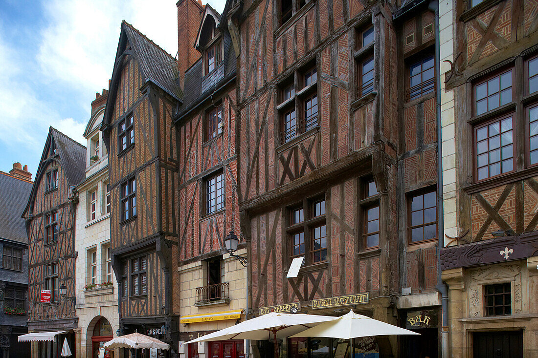 Half-timbered house at Place Plumereau, The Way of St. James, Chemins de Saint-Jacques, Via Turonensis, Tours, Dept. Indre-et-Loire, Région Centre, France, Europe