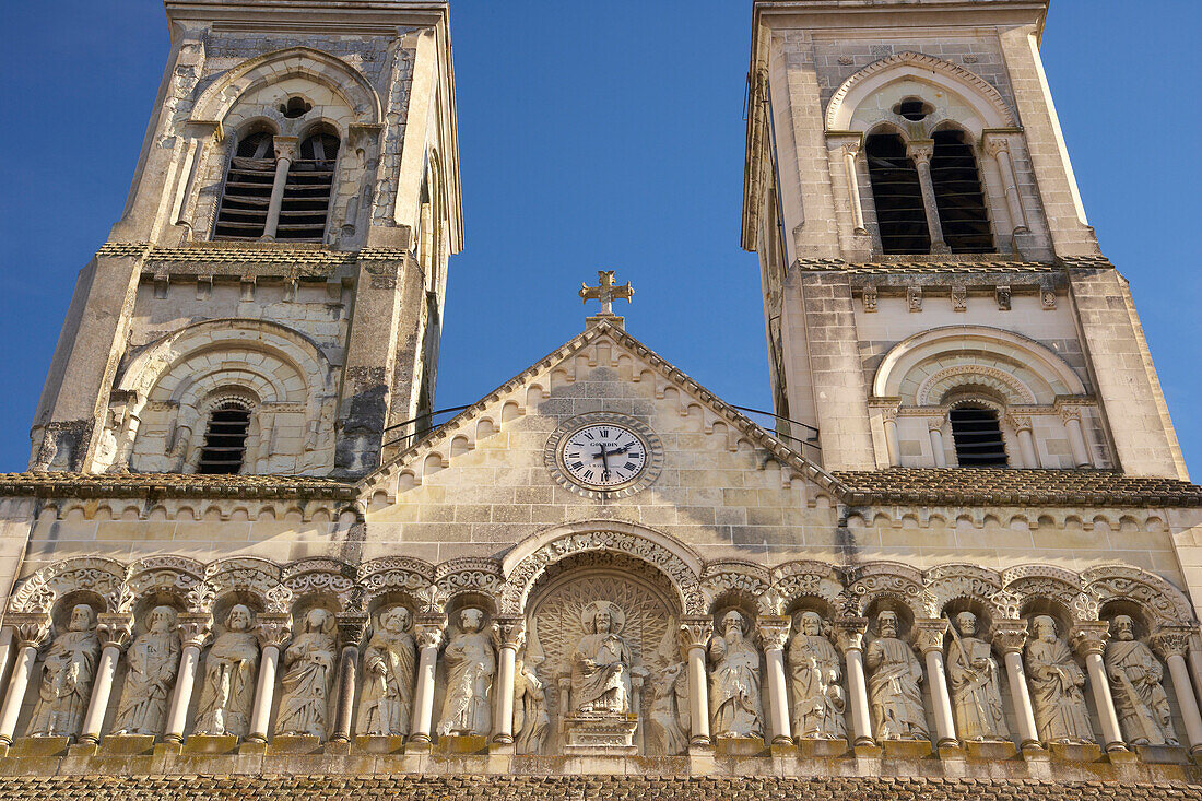 Church of Saint James, West facade with sculptures, The Way of Saint James, Chemins de Saint-Jacques, Via Turonensis, Chatellerault, Dept. Indre-et-Loire, Région Poitou-Charentes, France, Europe