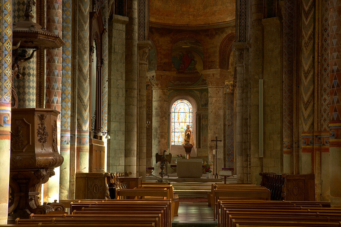 Interior of Notre Dame la Grande, Chemins de Saint-Jacques, Via Turonensis, Poitiers, Dept. Vienne, Région Poitou-Charentes, France, Europe