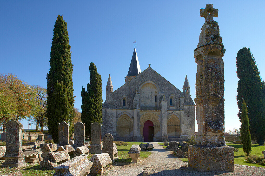 St Peter Church in Aulnay, West facade with Hosanna Cross, The Way of St. James, Chemins de Saint Jacques, Via Turonensis, Dept. Charente-Maritime, Région Poitou-Charente, France, Europe