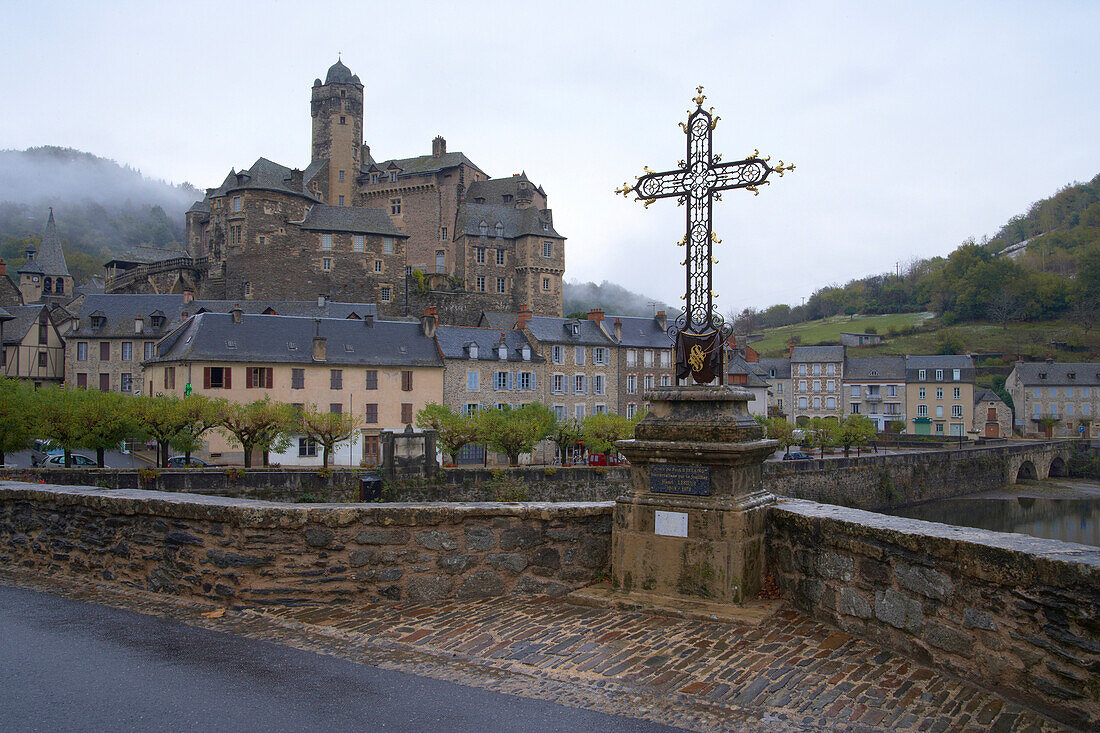 Burg und Brücke über den Lot, Herbst Nebel, Jakobsweg, Chemins de Saint Jacques, Via Podiensis, Estaing, Dept. Aveyron, Région Midi -Pyrénées, Frankreich, Europa