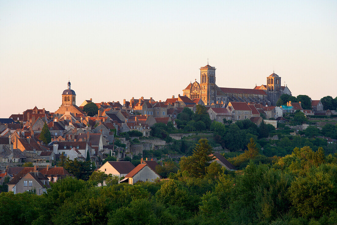 Vezelay with St Mary Magdalene Basilica in the evening, The Way of St. James, Chemins de Saint Jacques, Via Lemovicensis, Vezelay, Dept. Yonne, Burgundy, France, Europe