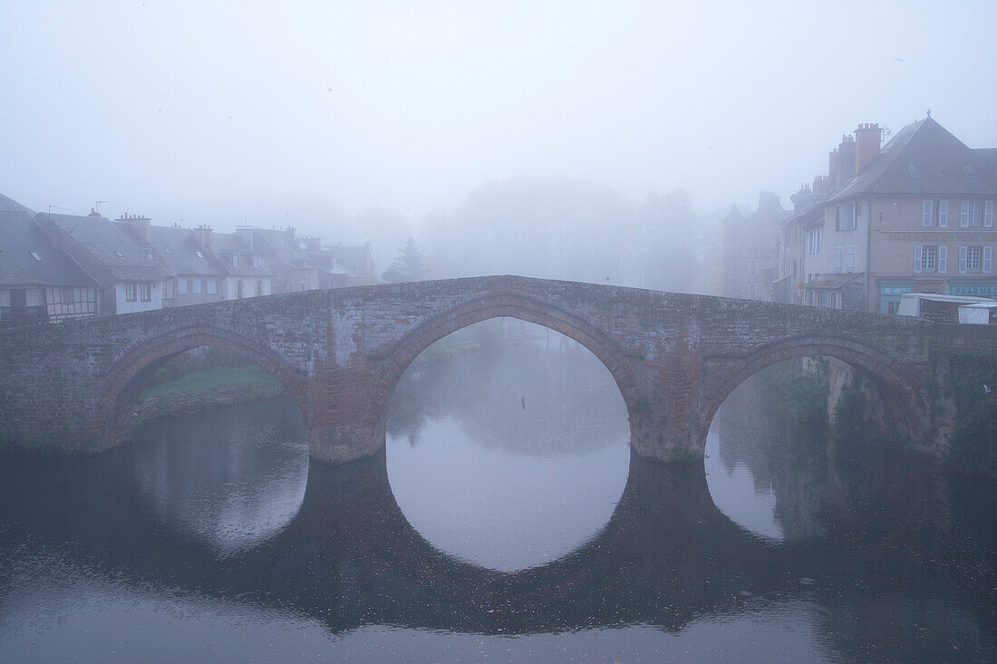 Pont Vieux over the river Lot in the morning mist, Autumn, The Way of St. James, Chemins de Saint Jacques, Via Podiensis, Espalion, Dept. Aveyron, Région Midi-Pyrénées, France, Europe