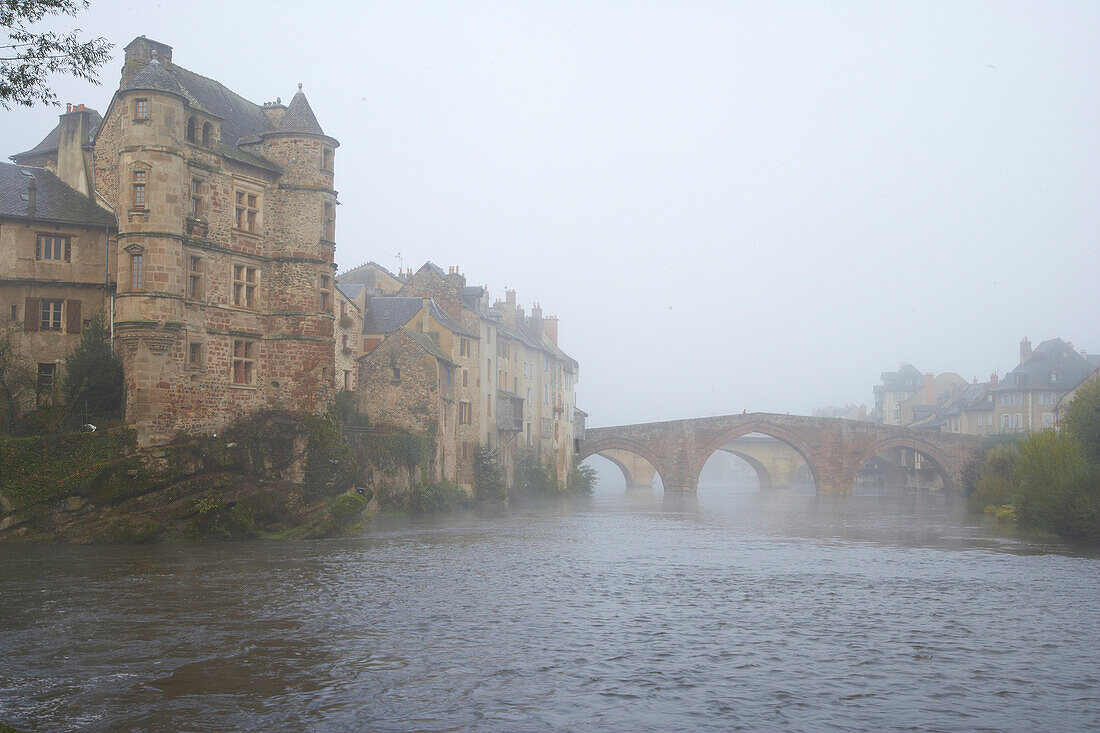 Pont Vieux über den Lot im Morgengrauen, Herbst, Jakobsweg, Chemins de Saint Jacques, Via Podiensis, Espalion, Dept. Aveyron, Région Midi-Pyrénées, Frankreich, Europa