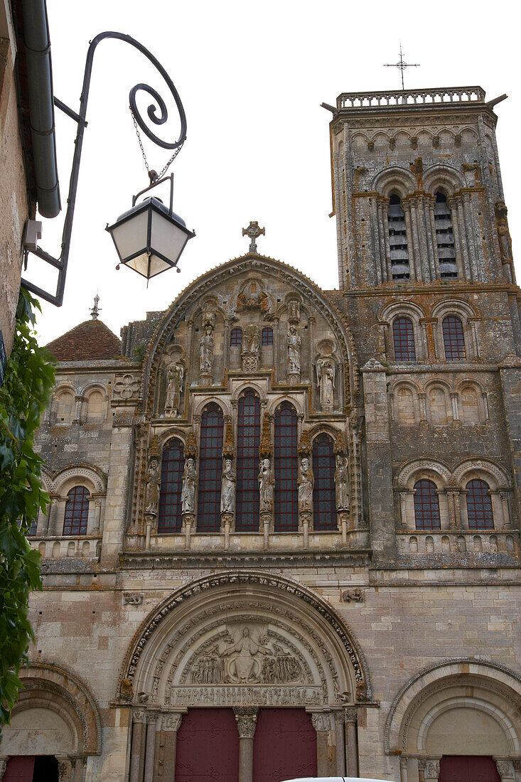 Vezelay abbey, St Mary Magdalene Basilica, West side, The Way of St. James, Chemins de Saint Jacques, Roads to Santiago, Via Lemovicensis, Vézelay, Dept. Yonne, Burgundy, France, Europe