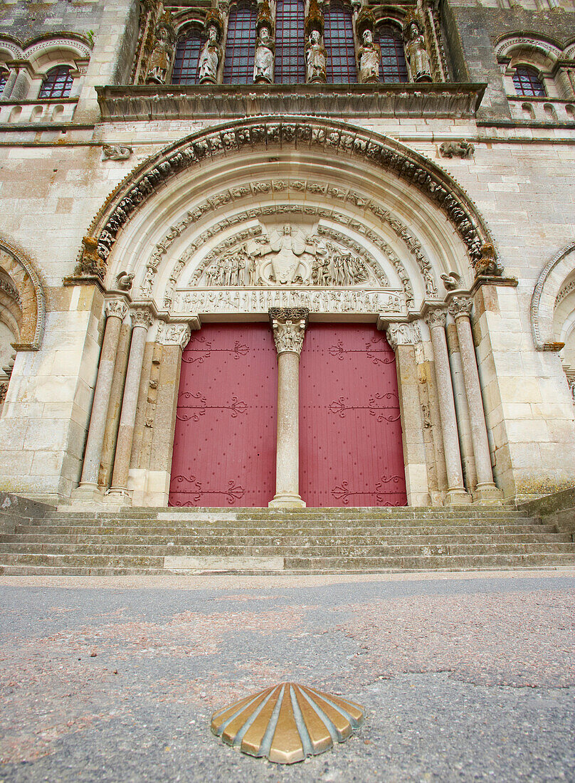 Scallop shell on the pavement in front of Vezelay abbey, St Mary Magdalene Basilica, West side, The Way of St. James, Chemins de Saint Jacques, Via Lemovicensis, Vézelay, Dept. Yonne, Burgundy, France, Europe