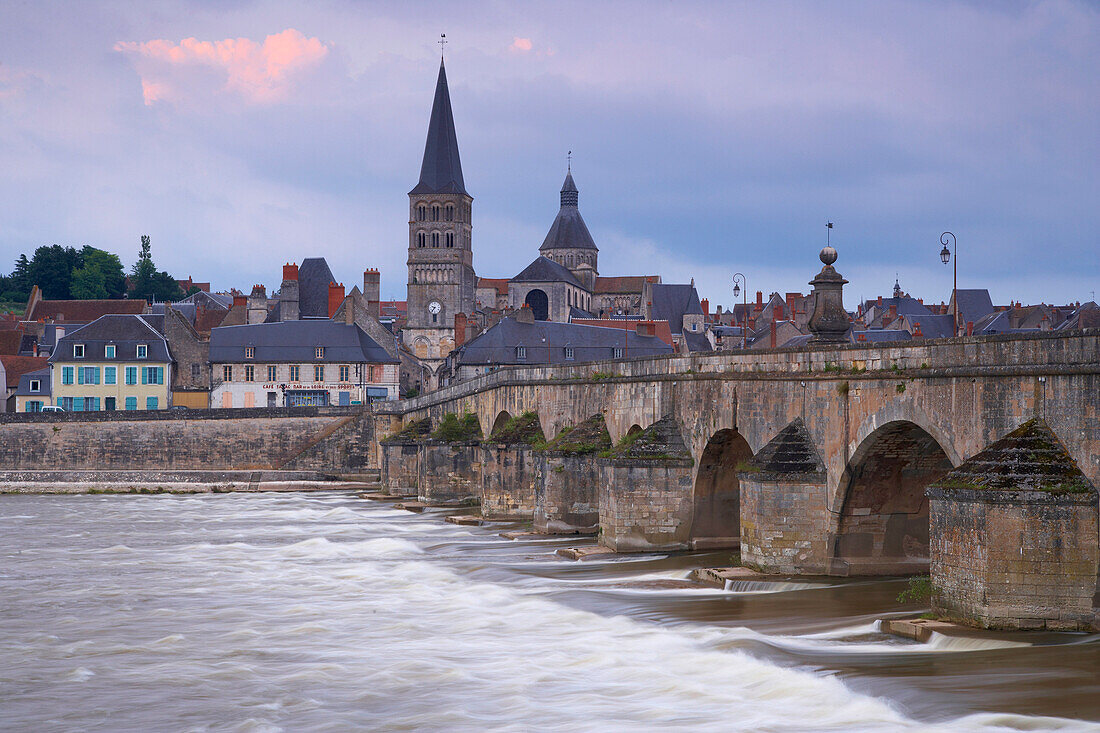 Altstadt im Abendlicht, Loire Brücke mit Kirche und ehemaliges Kloster Ste Croix Notre Dame im Hintergrund, Jakobsweg, Chemins de Saint Jacques, Via Lemovicensis, La-Charité-sur-Loire, Dept. Nièvre, Region Burgund, Frankreich, Europa