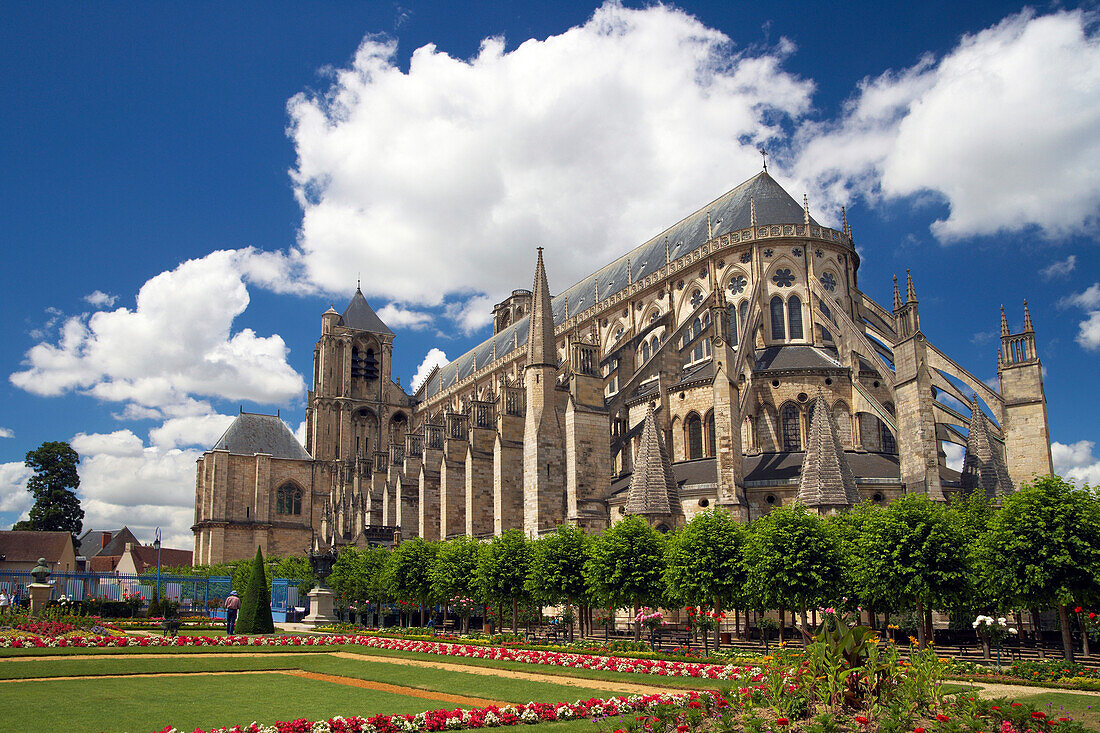 Kathedrale Saint Etienne in Bourges, Jardin de l'Archeveché, Jakobsweg, Chemins de Saint Jacques, Via Lemovicensis, Bourges,  Dept. Cher, Région Centre, Frankreich, Europa