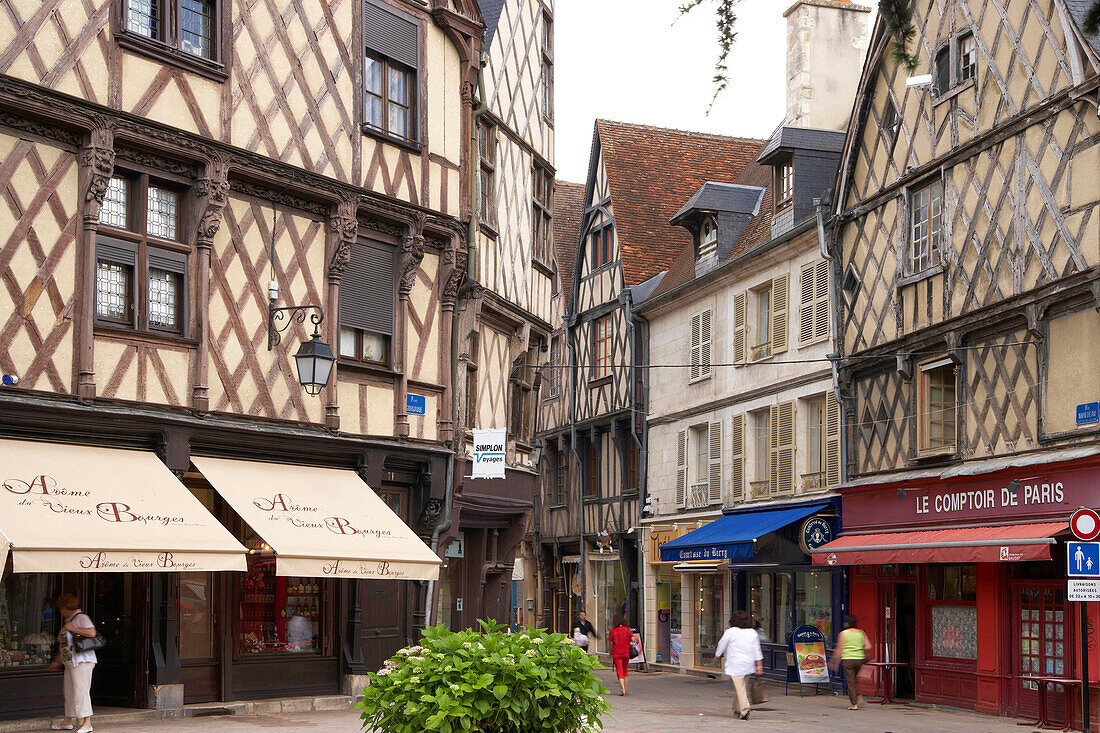 Old city of Bourges with Place Gordaine, The Way of St. James, Chemins de Saint Jacques, Via Lemovicensis, Bourges, Dept. Cher, Région Centre, France, Europe