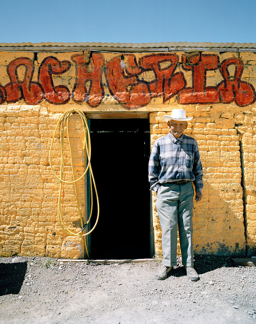 Ein alter Mann steht vor dem Eingang einer Werkstatt, Texocuixpan, Provinz Tlaxcala, Mexico, Amerika