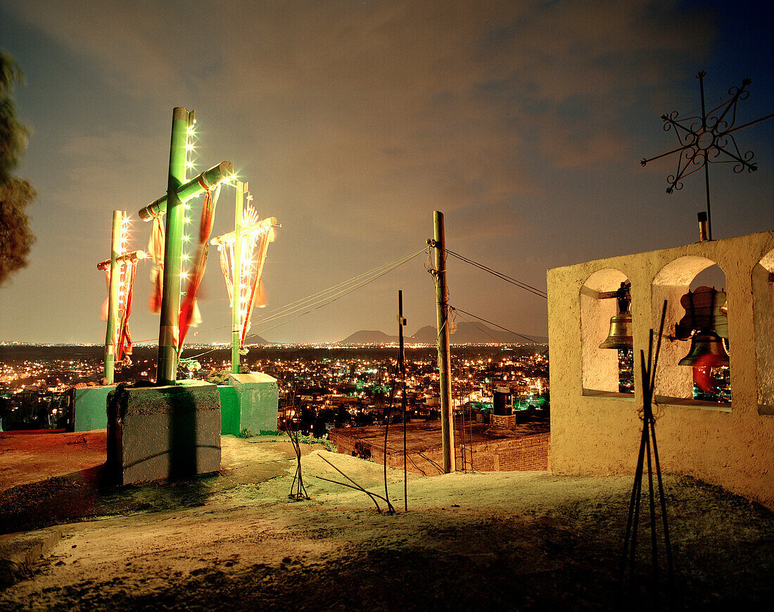 Beleuchtetes Kirchendach am Abend mit Blick auf Mexico City, Mexico, Amerika