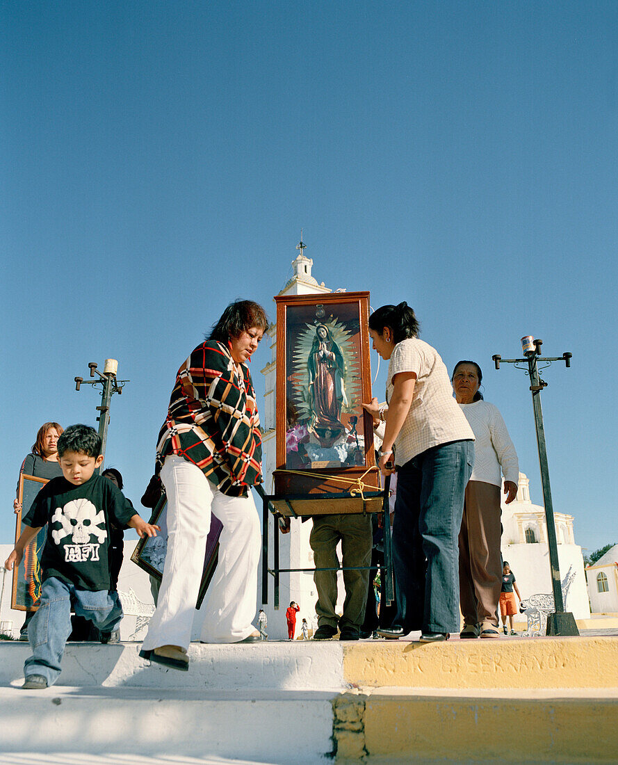 Frauen tragen eine Marienfigur zur Kirche San Salvador, Tsumantepec, Provinz Tlaxcala, Mexiko, Amerika