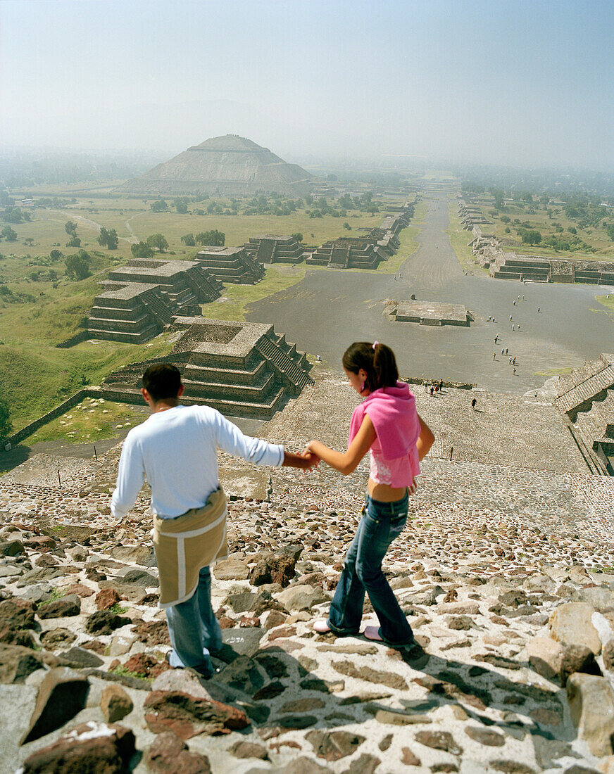Junges Paar auf der Mondpyramide, Blick auf Strasse der Toten, Tempelanlage Teotihuacan, Mexiko, Amerika