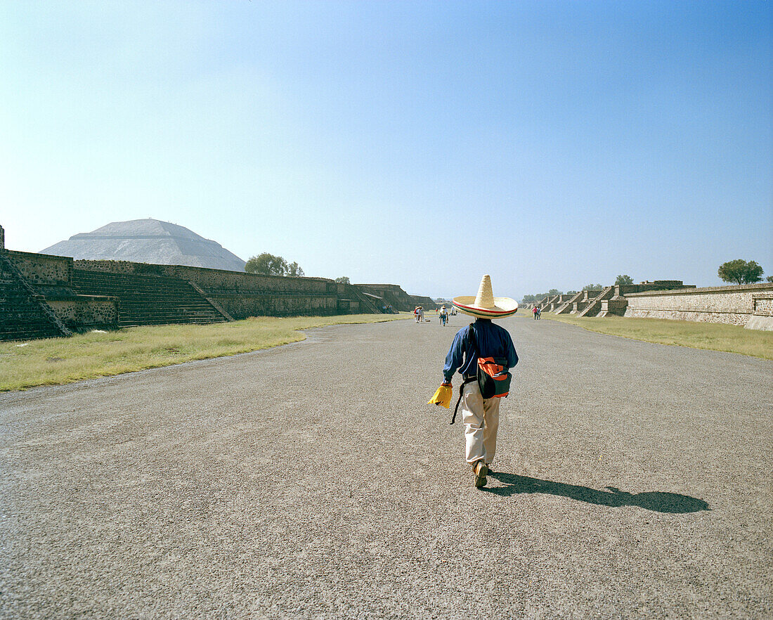 Mann mit Sombrero auf Straße der Toten unter blauem Himmel, Tempelanlage Teotihuacan, Mexico, Amerika