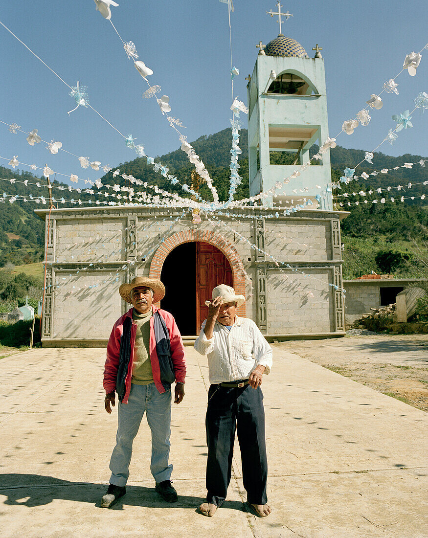 Zwei einheimische Männer vor der unfertigen Kirche im Dorf Jalcomulco, Provinz Puebla, Mexico, Amerika