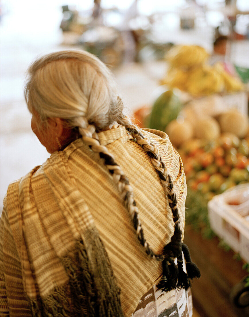 Indianerin mit Zöpfen auf dem Markt im Dorf San Nicolas los Ranchos, Provinz Puebla, Mexiko, Amerika