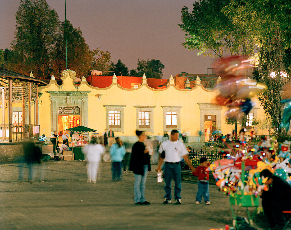 Menschen am Abend auf dem Platz Jardin Hidalgo vor dem Casa Municipal, Centro Historico, Coyoacan, Mexico City, Mexiko, Amerika