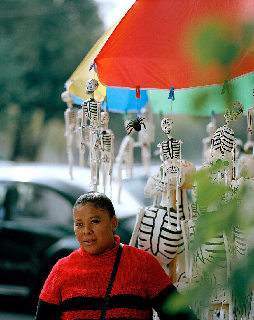 Straßenverkäuferin mit Skeletten aus Pappmaché, Centro Historico, Coyoacan, Mexico City, Mexiko, Amerika
