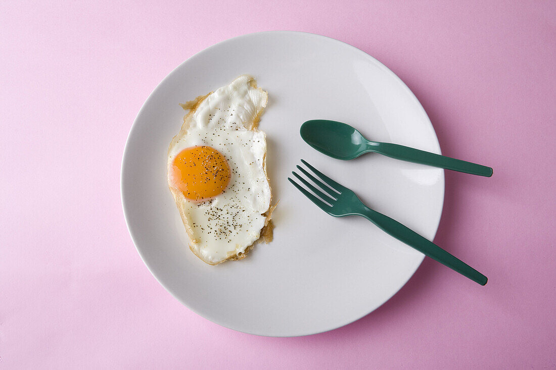Close up, Close-up, Closeup, Color, Colour, Concept, Concepts, Cutlery, Dish, Dishes, Food, Foodstuff, Fork, Forks, Fried egg, Fried eggs, High above, Indoor, Indoors, Interior, Lunch, Lunches, Meal, Meals, Nourishment, Plastic, Plate, Plates, Spoon, Spoo