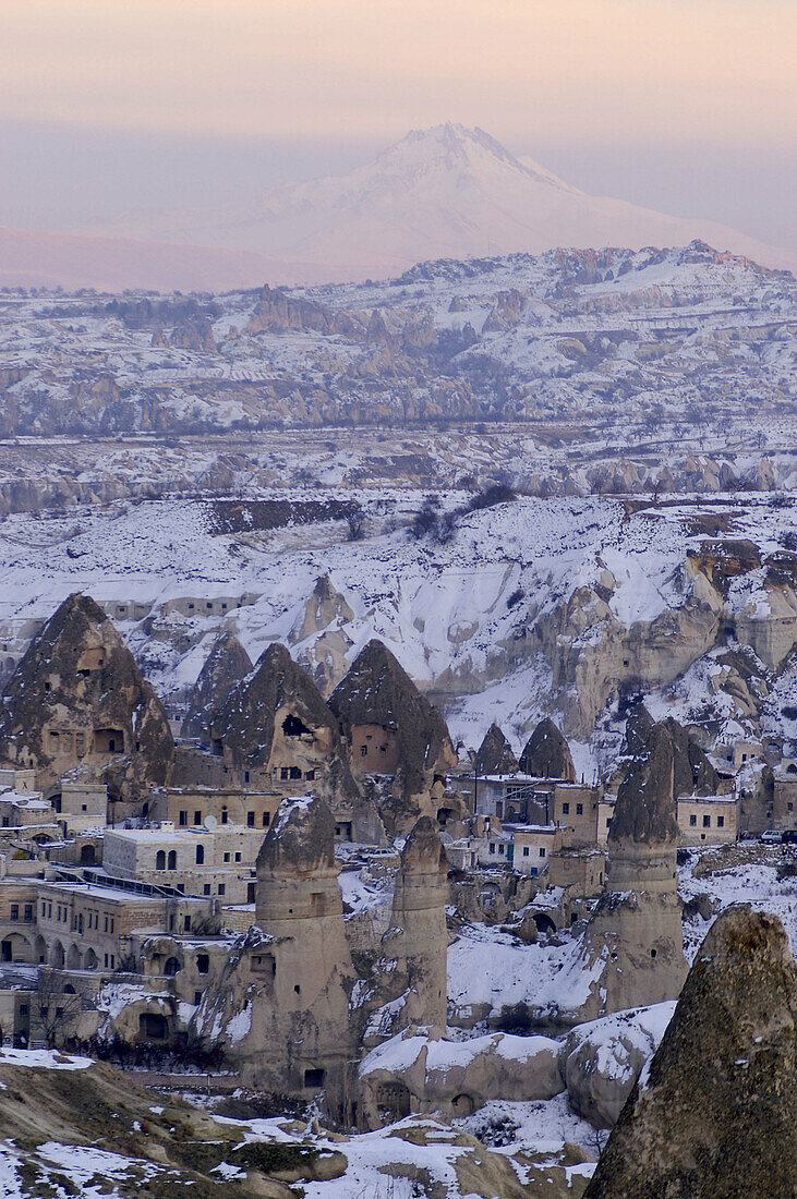 Sonnenuntergang über Göreme mit dem Berg Erciyes Dagi (83916m.). Kappadokien, Türkei