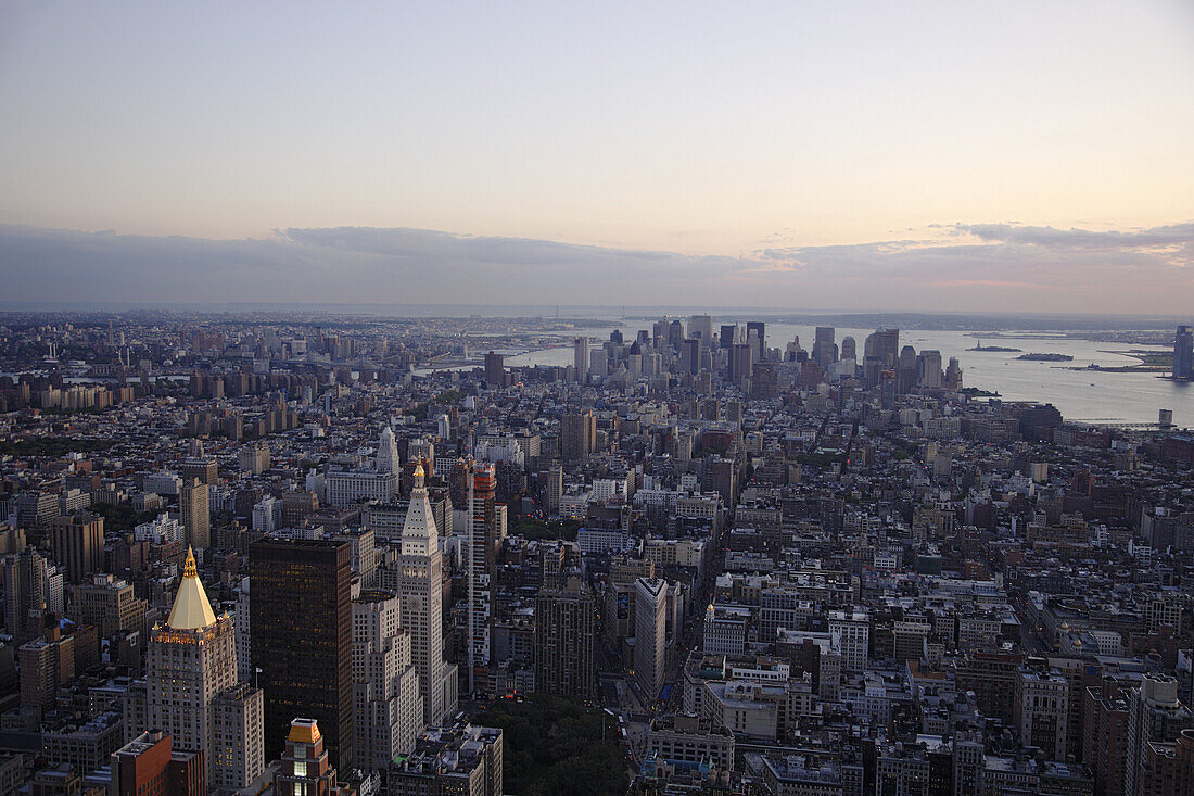 Blick vom Empire State Building über Südmanhattan, New York City, New York, USA