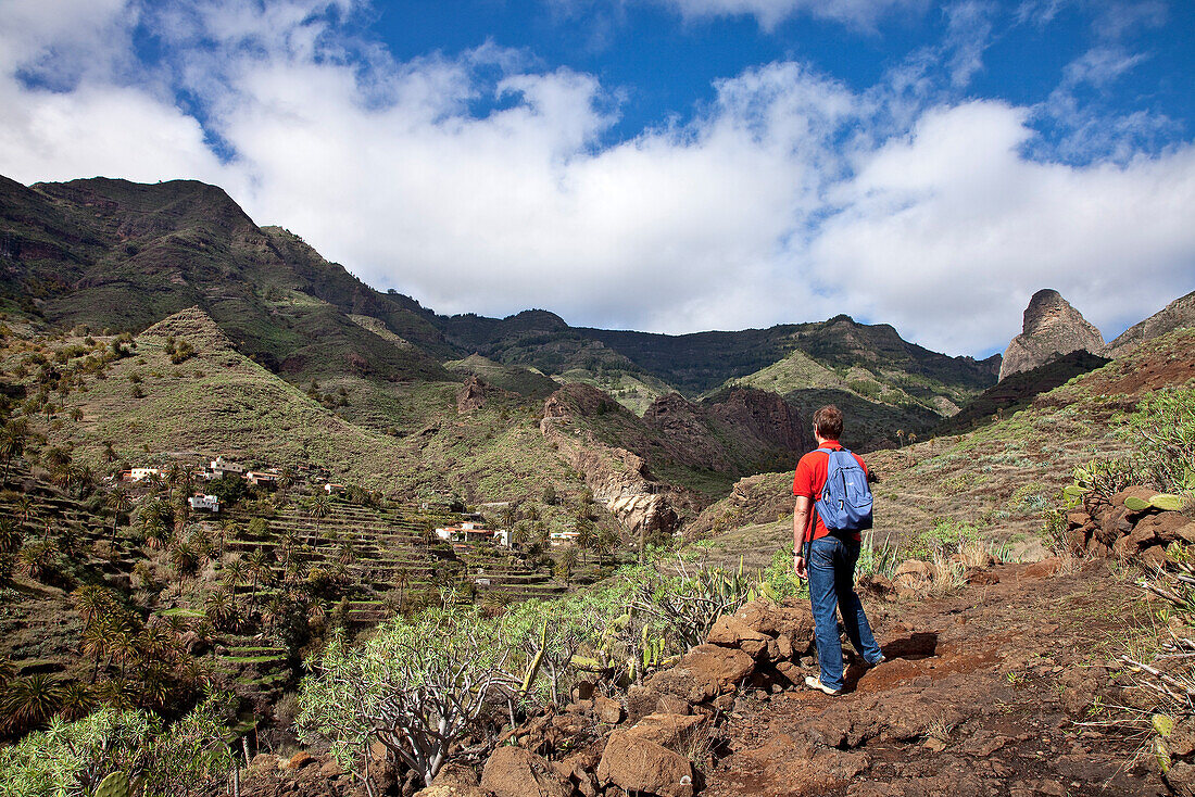 Wanderer in den Bergen betrachtet die Aussicht, Roque de Agando, La Gomera, Kanarische Inseln, Spanien, Europa