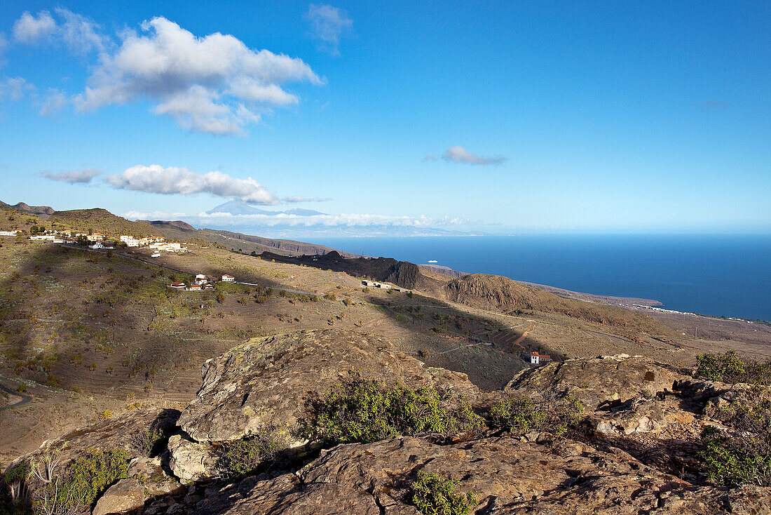 Blick über felsige Landschaft unter Wolkenhimmel, La Gomera, Kanarische Inseln, Spanien, Europa