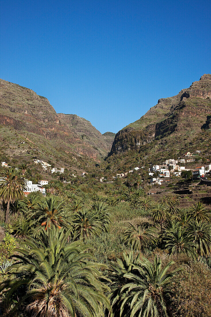 Ein Bergdorf im Valle Gran Rey unter blauem Himmel, La Gomera, Kanarische Inseln, Spanien, Europa